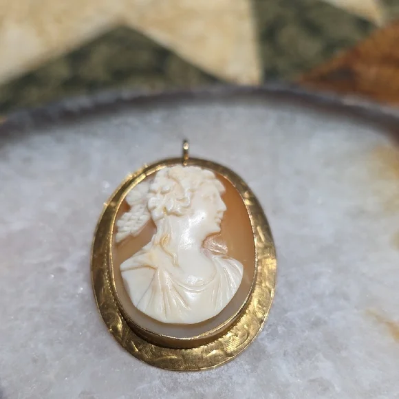 Vintage Gold and Cream Cameo Brooch Set - Picture 3 of 6